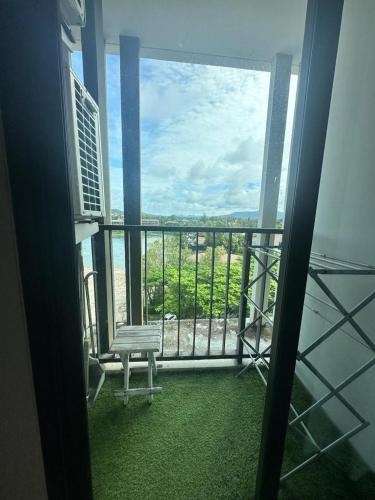 Μπαλκόνι ή βεράντα στο Top Floor Condo MountainView & 5 min to beach