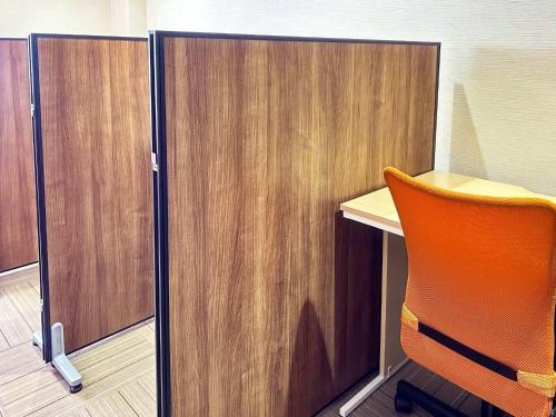 un bureau avec une chaise, un bureau et une porte dans l'établissement Business Hotel Goi Onsen - Vacation STAY 78219v, à Ichihara