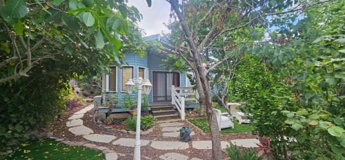 a blue house with a bench and a garden at Villa Romantica in Ani'am