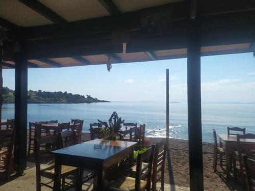 a dining room with a view of the ocean at Seaside Apartment in Tsonia in Tsonia