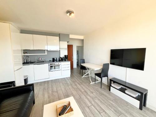 un salon avec une cuisine et une salle à manger dans l'établissement La Viguerie, à Cassis