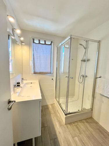 une salle de bain avec douche et lavabo dans l'établissement La Viguerie, à Cassis