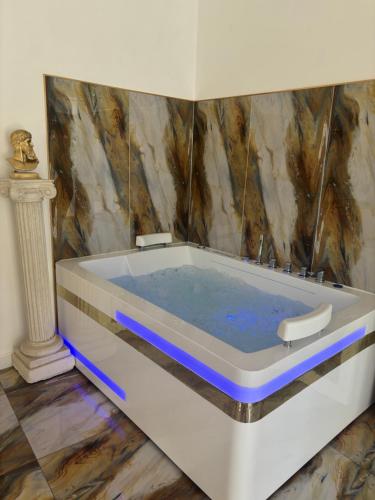 Fotografie z fotogalerie ubytování Suite Aphrodite Spa Hammam ,Balnéo ,Nîmes Centre v destinaci Nîmes