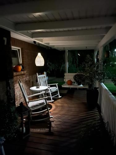 a patio with chairs and a table and a pendant light at ZWITSCHERNEST Stilvolle helle Ferienwohnung Gästezimmer Monteurwohnung für 1 bis 6 Personen 3 Zimmer 60 qm in Itzehoe