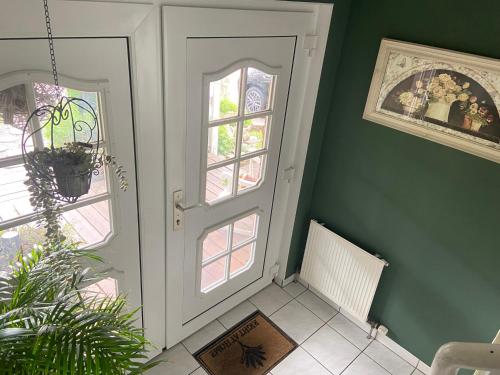 a room with a door and a potted plant at ZWITSCHERNEST Stilvolle helle Ferienwohnung Gästezimmer Monteurwohnung für 1 bis 6 Personen 3 Zimmer 60 qm in Itzehoe