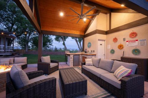 d'une terrasse avec mobilier en osier et cheminée. dans l'établissement The Beatrice Estate estate, à Grand Junction