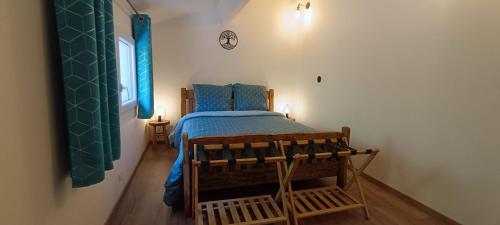 une chambre avec un lit avec une couette bleue dans l'établissement Villa Dervonnae, la Provence à l'ombre des Chênes, à Tavernes
