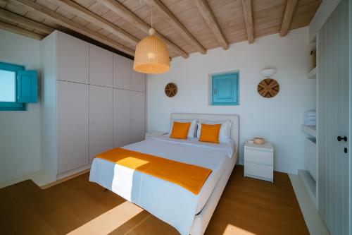 Ένα ή περισσότερα κρεβάτια σε δωμάτιο στο Mykonos Villa Sympatico, Private Pool & Sea Vistas