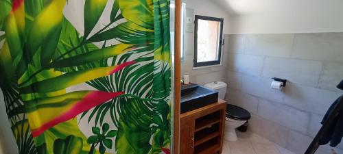 une salle de bain avec un lavabo et un rideau de douche dans l'établissement Villa Dervonnae, la Provence à l'ombre des Chênes, à Tavernes