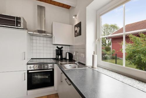 Una cocina o cocineta en Kleiner Leuchtturm-Backbord