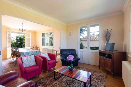 un salon avec deux chaises et une table dans l'établissement Cabana & Villa Le Perthuis Parking, Garden, à Charnay-lès-Mâcon