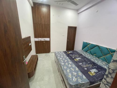 Un dormitorio pequeño con una cama en una habitación. en Swarn Kunj Home Stay Ayodhya, en Ayodhya