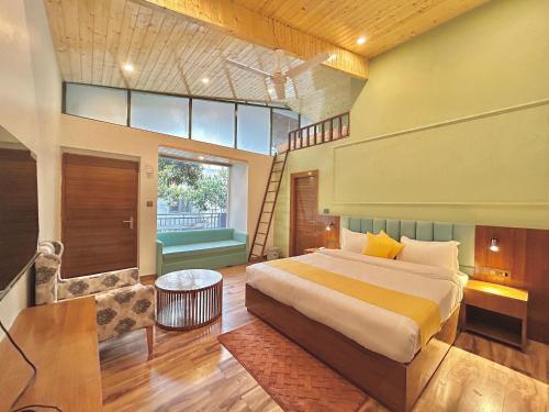 una camera da letto con un letto grande e una scala di Ravihans Aranyam - Resort & Restaurant a Ramnagar