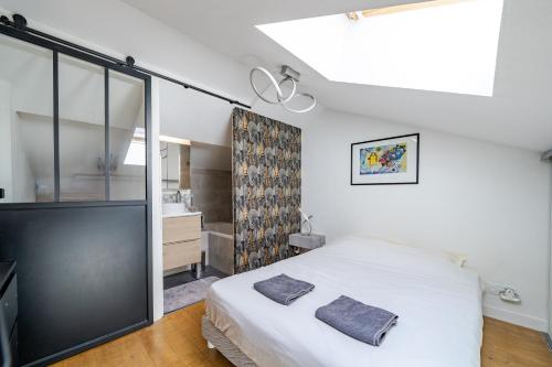 - une chambre avec un lit blanc et une porte coulissante en verre dans l'établissement Duplex 4 pers Port de Nice avec parking, à Nice