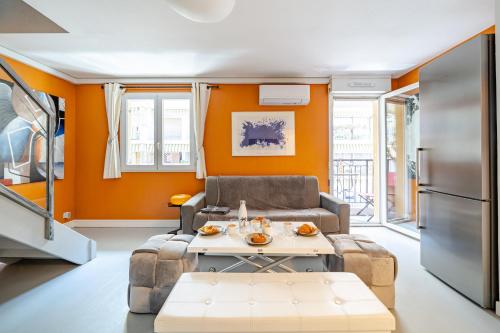 un salon avec un mur orange dans l'établissement Duplex 4 pers Port de Nice avec parking, à Nice