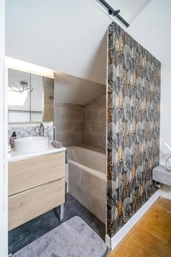 une salle de bain avec une baignoire et un lavabo dans l'établissement Duplex 4 pers Port de Nice avec parking, à Nice