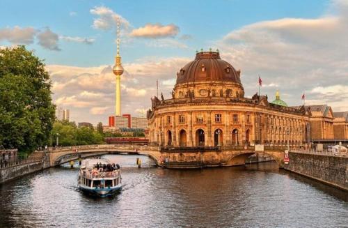 Urban Base Apartment for 9 in Berlin Mitte photo 5