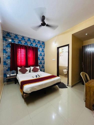 Postel nebo postele na pokoji v ubytování Hotel Prakrathi Residency