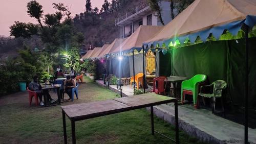 Κήπος έξω από το Camp Rishikesh Hills