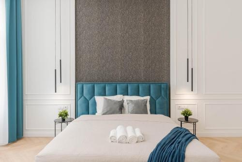 High-End Grand Elizabeth Residence next to the New York Café