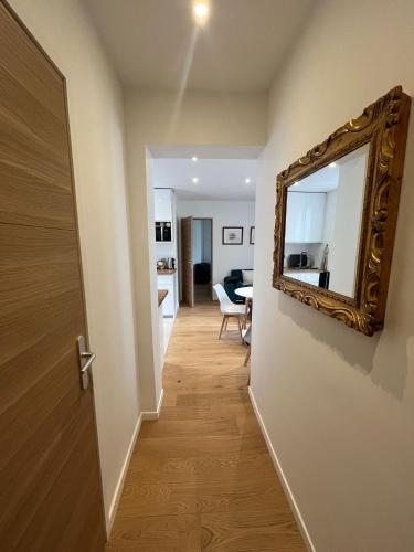 un couloir avec un miroir et une salle à manger dans l'établissement Charmant T2 à Puteaux, à Puteaux