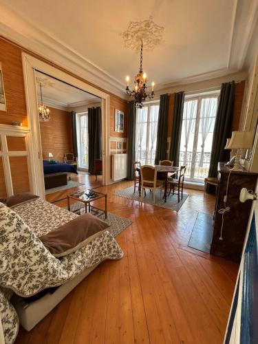 un salon avec un lit et une salle à manger dans l'établissement La Mouette - Superbe romantique cœur de ville, à Trouville-sur-Mer
