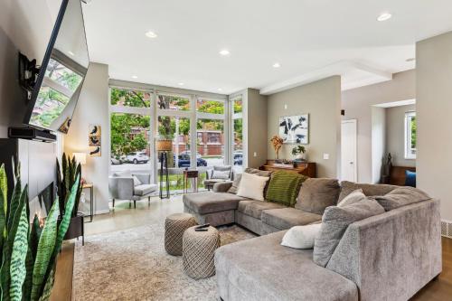 un soggiorno con un divano e un tavolo di Luxuary Tremont Home - Movie Room, Pet & Baby Friendly a Cleveland