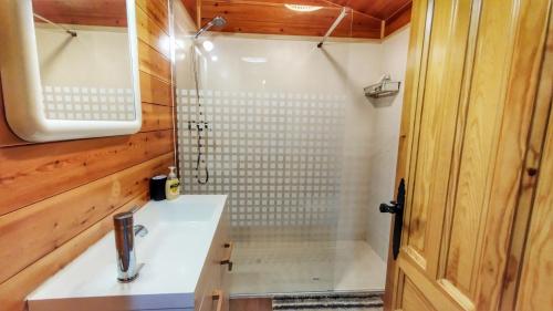 a bathroom with a sink and a shower at NEW Family Villa ideal para familias in Pineda de Mar