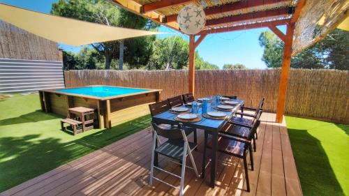 Casa de madera con piscina y vistas al mar