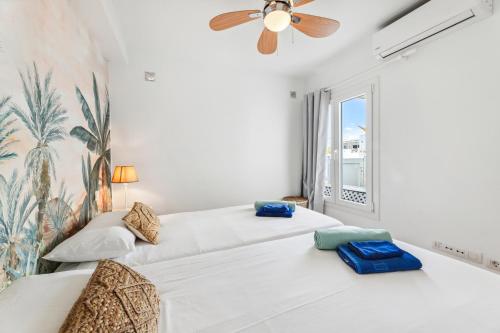 a bedroom with a bed and a ceiling fan at Flower Beach Suite 16 in Playa Honda