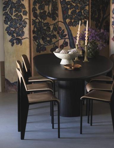 une table de salle à manger noire avec des chaises et des bougies dans l'établissement Maison de famille en pierre, à La Couarde-sur-Mer