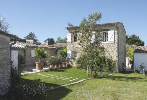 une vieille maison en pierre avec un jardin devant dans l'établissement Maison de famille en pierre, à La Couarde-sur-Mer