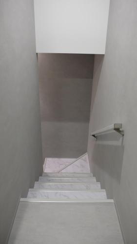 a stairway in a room with a white wall at Jasmin T18 高松港近く 静かで美しい別荘 in Takamatsu