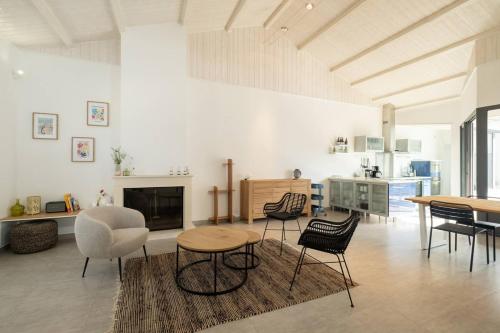 Maison familiale avec piscine – À 100m du port de La Flotte