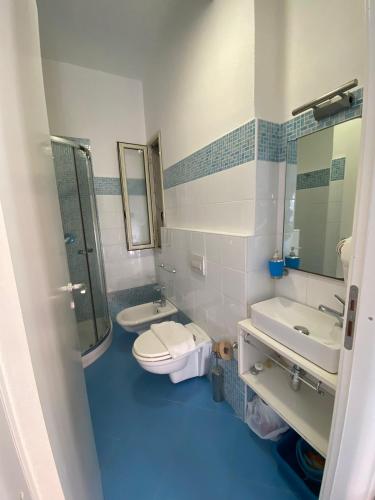 ein Badezimmer mit zwei Waschbecken, Toilette und Dusche in der Unterkunft Orion Accomodation in Tropea