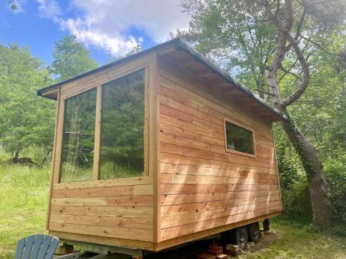 une petite maison à l'arrière d'un camion dans l'établissement Ti'Nid, cabane chaleureuse plongée dans la nature, à Montignac