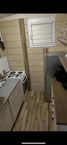 Una cocina o zona de cocina en Kuća za odmor