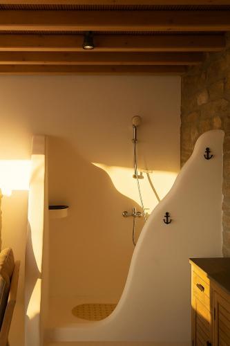 Ένα μπάνιο στο Mykonos Villa Sympatico, Private Pool & Sea Vistas