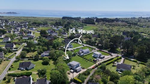 une vue aérienne d'une ville avec une grande arche blanche dans l'établissement Maison Penmarc'h 800 m plage, 10 mn La Torche, à Penmarcʼh