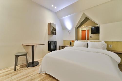 Postel nebo postele na pokoji v ubytování Cheongju Hotel Adamhan, Chungbuk University branch