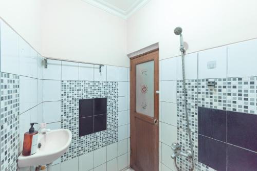 a bathroom with a sink and a shower at Sans Stay Skyland Pasteur Bandung in Bandung