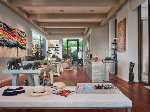 Гостиная зона в Rosewood Phuket