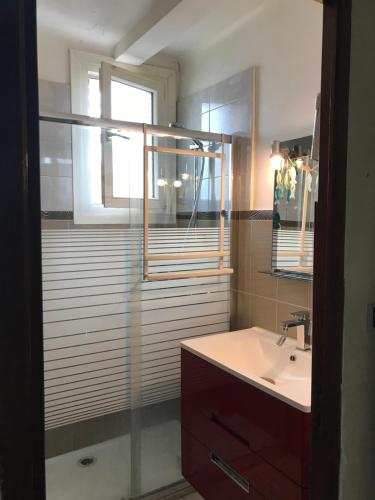 une salle de bain avec un lavabo et un miroir dans l'établissement Joli rez de villa proche d'Aix-en-Provence, à Peyrolles-en-Provence