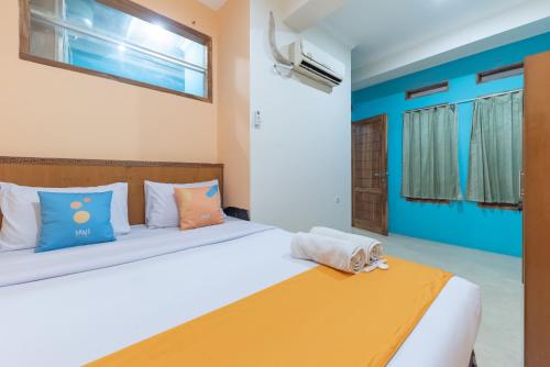 a bedroom with a bed and a window at Sans Stay Skyland Pasteur Bandung in Bandung
