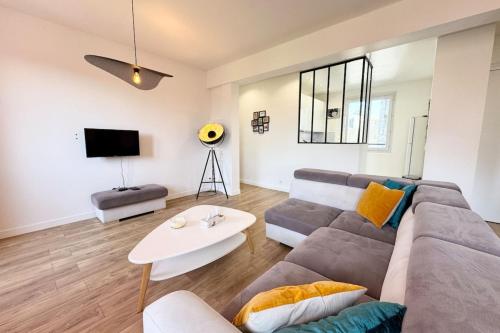 un salon avec un canapé et une table dans l'établissement T3 lumineux en plein coeur de Lorient -Tout à pied, à Lorient