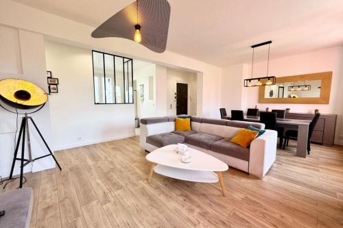un salon avec un canapé et une table dans l'établissement T3 lumineux en plein coeur de Lorient -Tout à pied, à Lorient