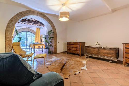 a living room with an archway and a table and chairs at Il Nido dell'Oca - Loft Giardino in Siena