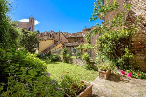 a garden in the middle of an old building at Il Nido dell'Oca - Loft Giardino in Siena