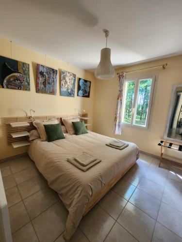 une chambre avec un grand lit dans une pièce dans l'établissement La villa Le Petit Bois, près Rocamadour, Padirac, à Lavergne