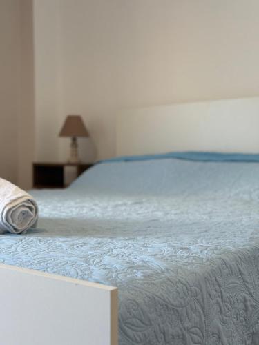 a bedroom with a bed with a blue blanket at The Chalkida Nook Central Spot in Chalkida